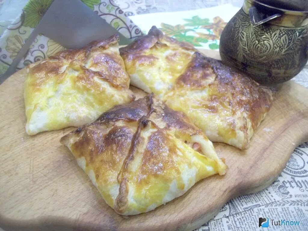 Яичные конвертики с сыром и ветчиной. Слойка с ветчиной и сыром. Слойка с колбасой и сыром. Рецепт конвертиков с сыром и колбасой. Слойки с сыром.