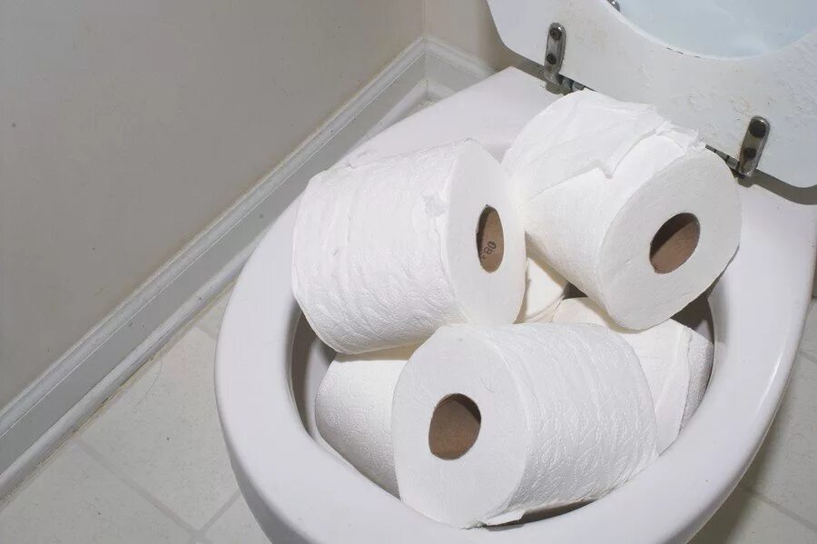 Можно ли смывать в унитаз туалетную бумагу. Туалетная бумага в туалете. Использованная туалетная бумага. Рулон бумаги в унитаз. Туалетная юумага в туале.