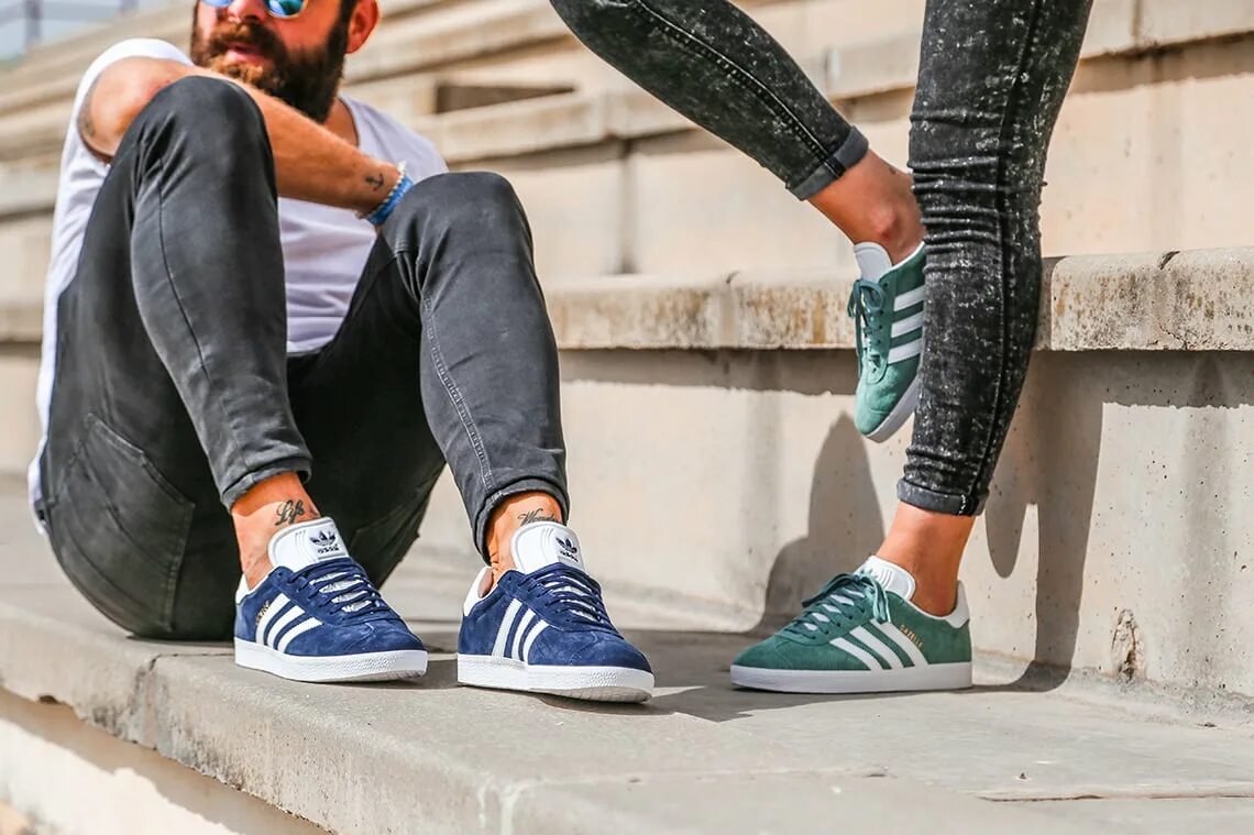 Jogger кроссовки мужской. Adidas Gazelle. Adidas Gazelle мужские с джинсами. Adidas Gazelle лук. Adidas Gazelle Луки мужские.