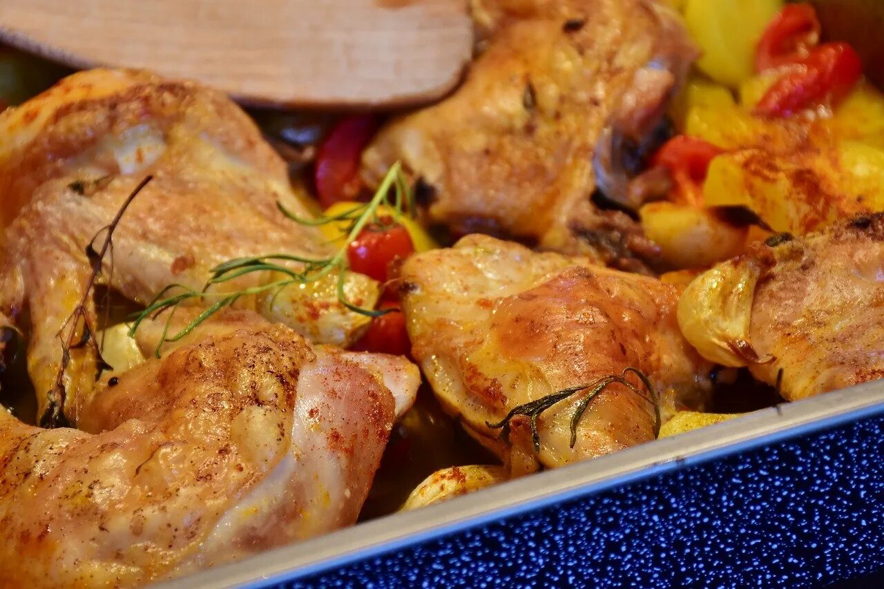 Курица в духовке с маслом. Цыпленок запеченный в духовке. Курица с овощами. Курочка с овощами в дух. Курочка с овощами в духовке.