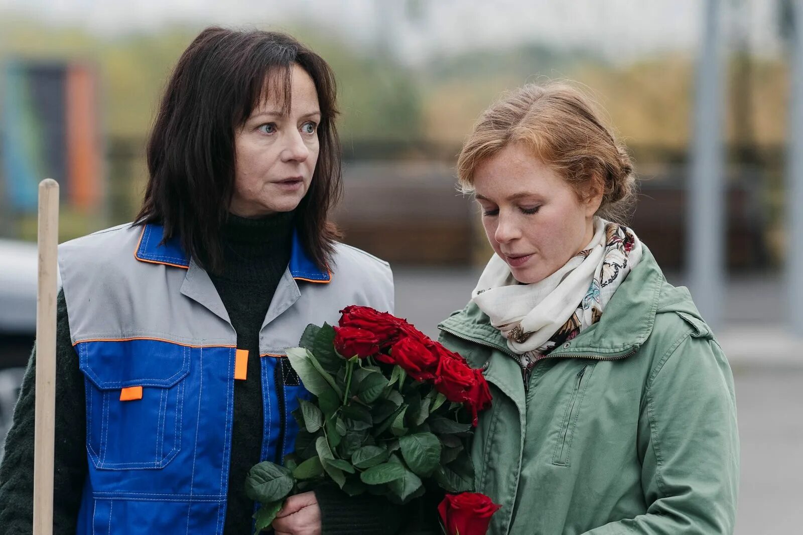 Олигарх влюбился. Дорама плохие парни поцелуй. Дворник. Девочка влюбилась в богатенького футболиста а он. Молодая дворничиха.