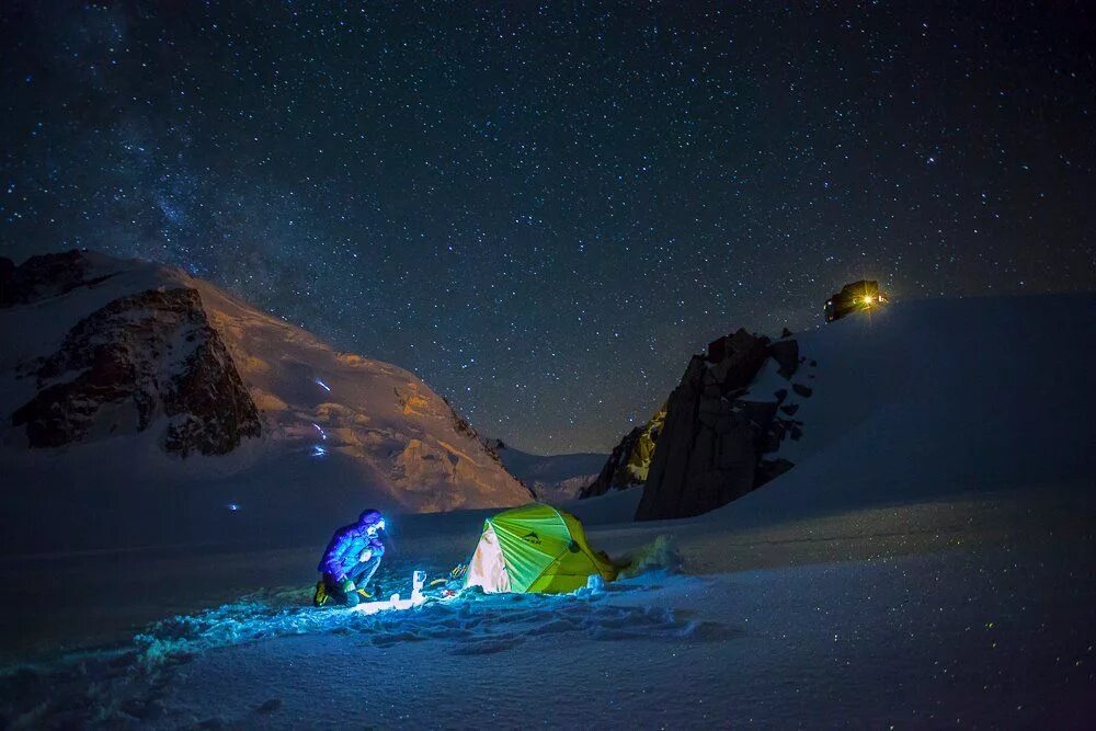 Night camp. Палатка ночью. Палатка в заснеженных горах. Палатка в горах ночью. Палатка горы звезды.