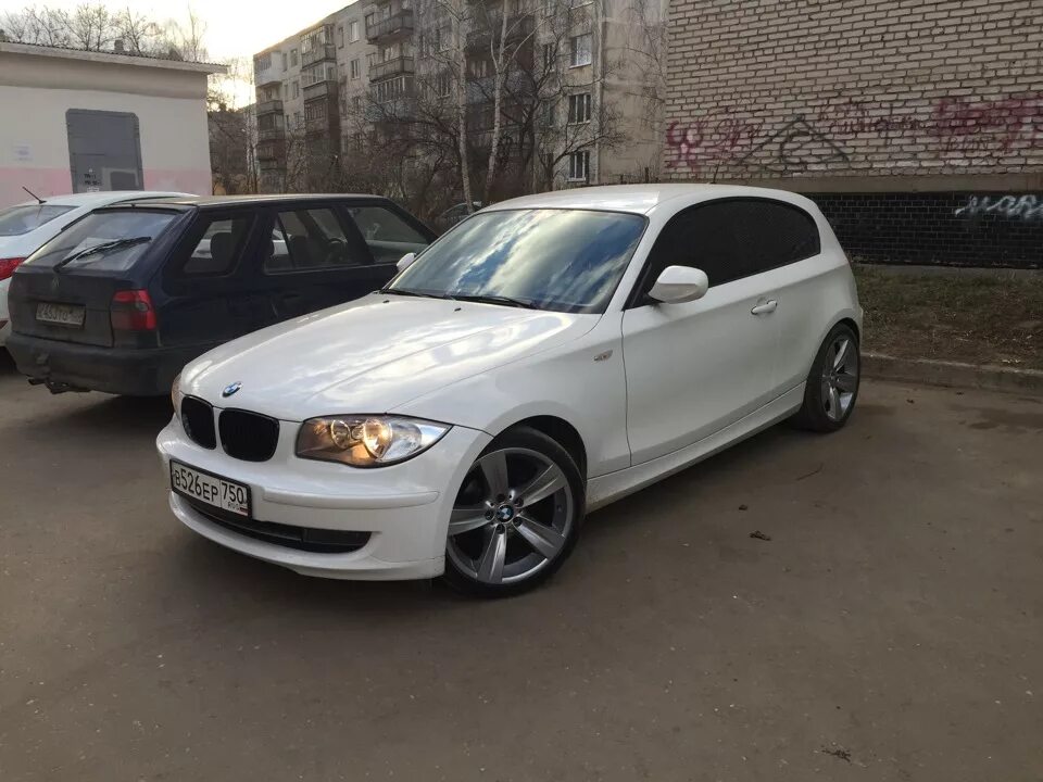 BMW e81 r17. БМВ е87 116i. BMW e87 r18. БМВ е87 белая.