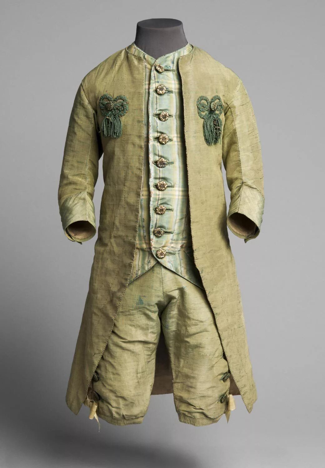 Старый мужской костюм. Старинные костюмы. Старинная мужская одежда. Старинный костюм мужской. Одежда 18 века мужская.