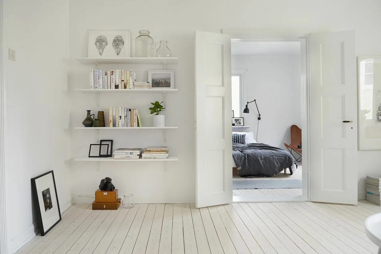 Разные двери в интерьере квартиры. Двери paris волховец в интерьере. Дверь в белой комнате. Белые двери в интерьере. Белые глянцевые двери в интерьере.