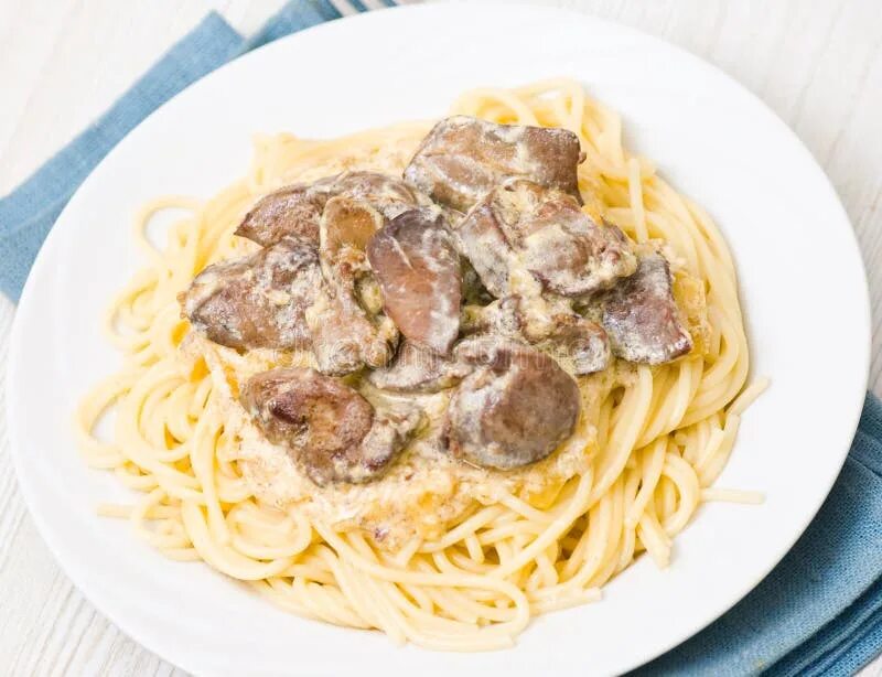 Как приготовить куриную печень с макаронами. Печень в сметане с макаронами. спагетти с куриной печенью. макароны с печенью куриной. печень куриная со спагетти.