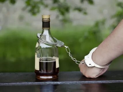 Пьяница за бутылкой тянется