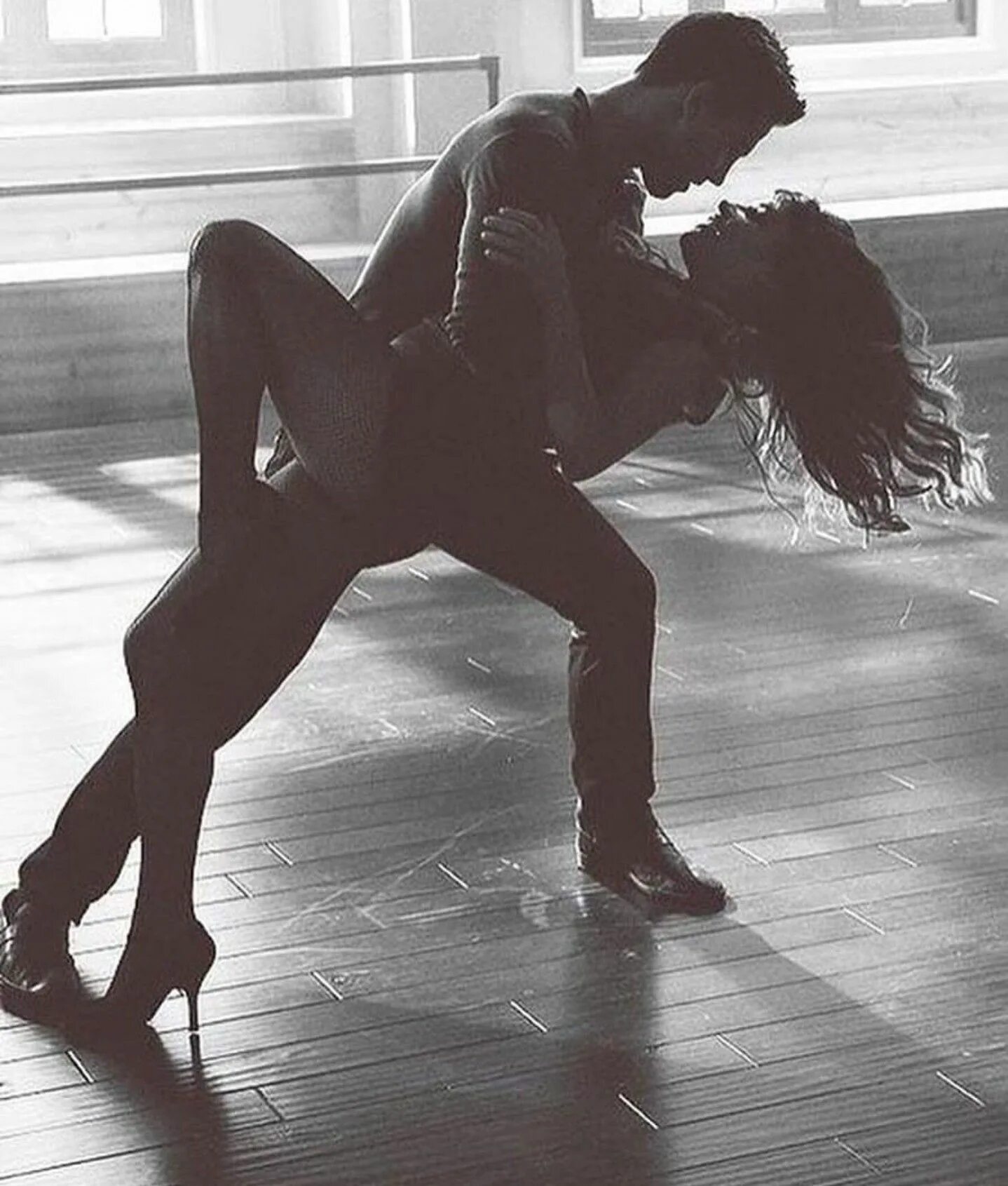 Парень и девушка танцуют. Девушка танцует. Танцовщица. Балерина нога вверх. Люди танцуют.