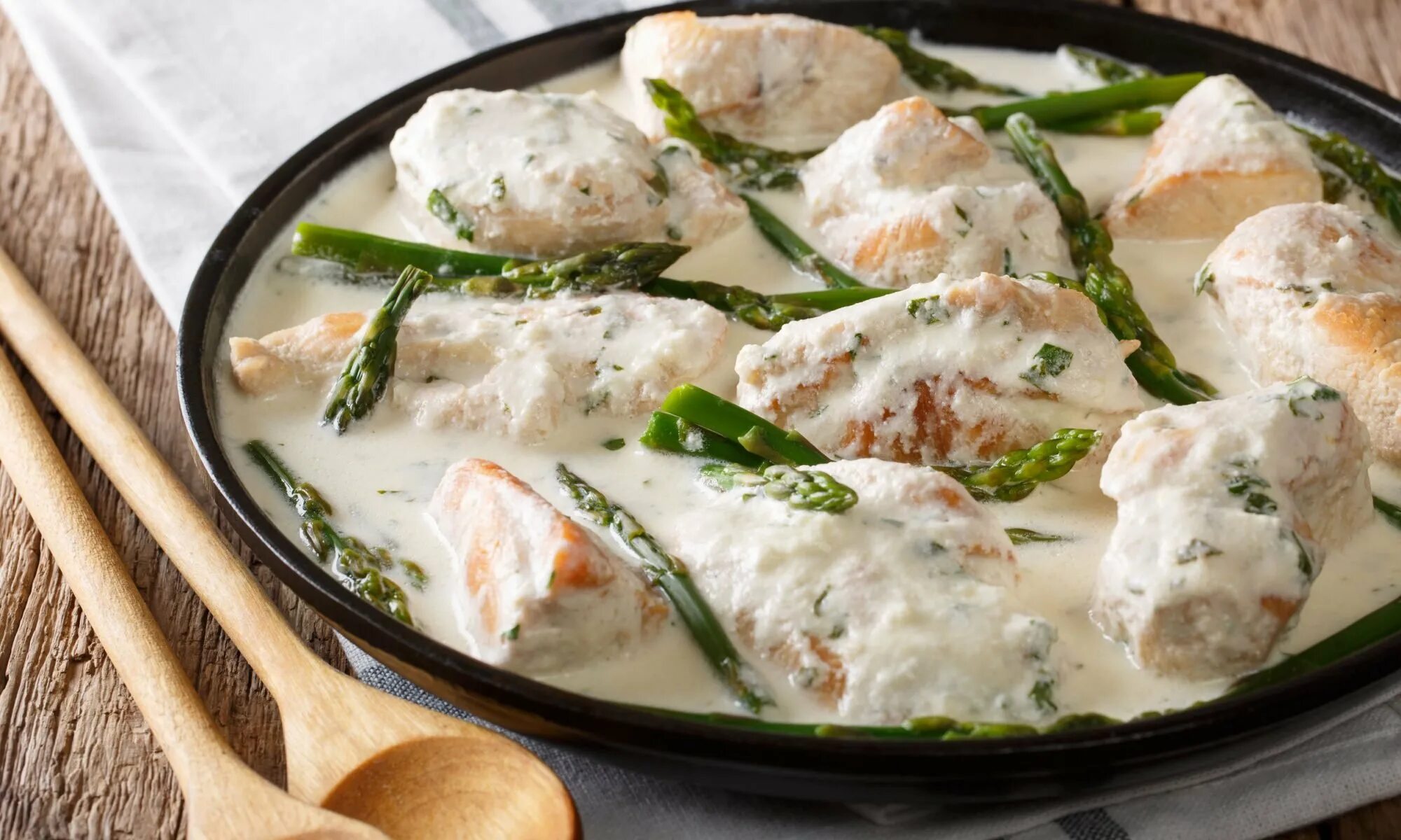 Курица со сметаной и чесноком