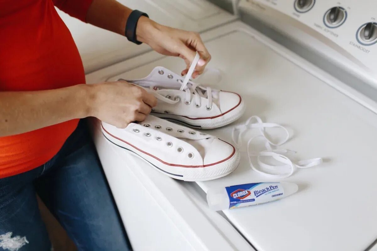 Кеды можно стирать. Конверсы после стирки. Кроссовки в стирке. How to clean Converse. Как стирать белые конверсы.