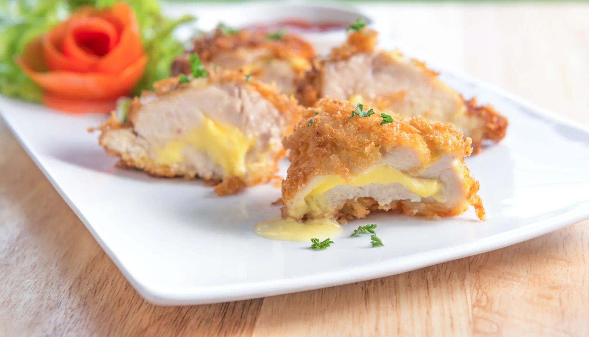 Филе грудки курицы с сыром. Куриная отбивная с грибами под сыром. Куриная грудка в сметанном соусе. Филе грудки курицы с сыром. Курица с сыром в духовке.