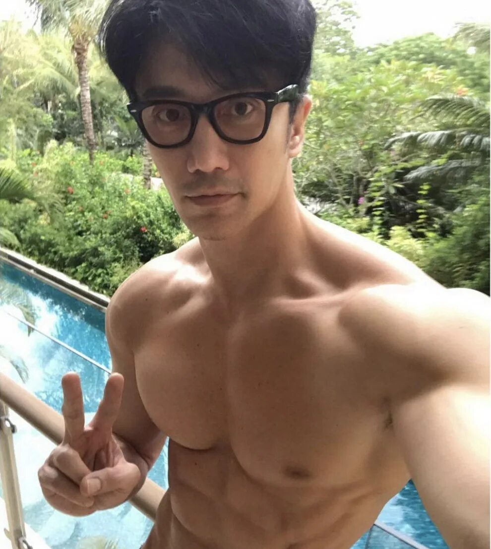 Парни выглядящие младше. Чуандо тан в 20 лет. Томас сангстер 2022. Эдсон брэндон нидерланды. Чуандо тан.