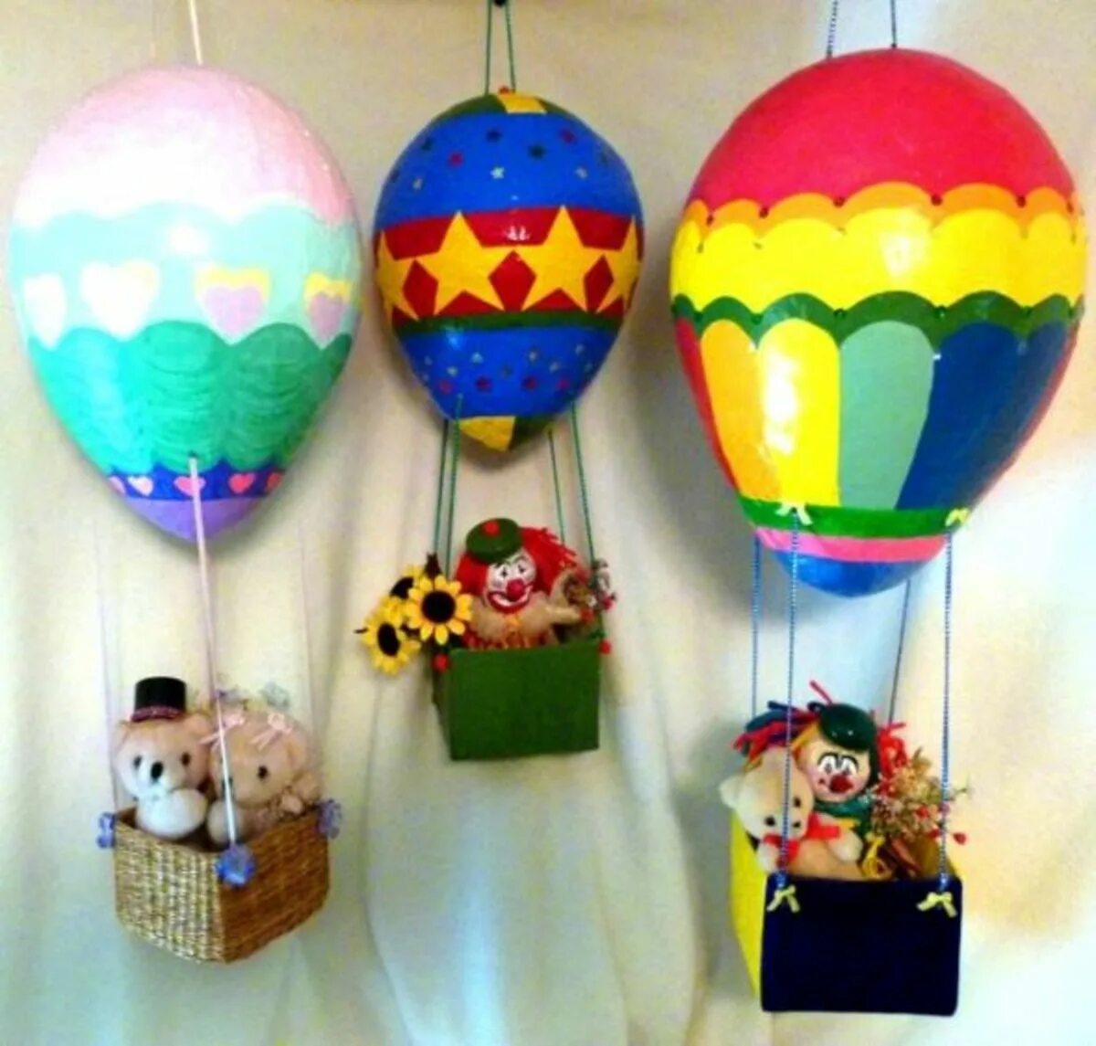 Выпуск на воздушном шаре. Воздушный шар поделка. Поделка воздушный шар с корзиной. Воздушный шар в детском саду. Воздушный шар поделка для детей.