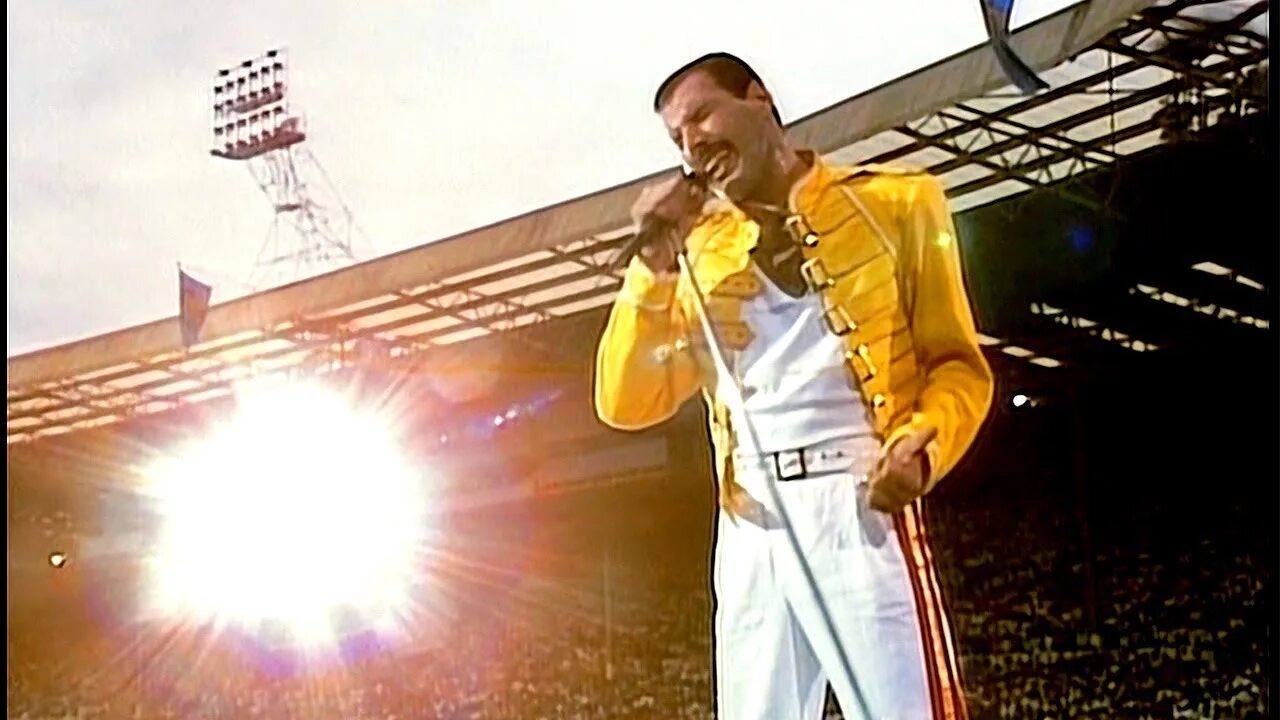 Фредди меркьюри стадион. Freddie Mercury Wembley 1986. Queen Уэмбли 1986. Фредди Меркьюри на стадионе Уэмбли. Фредди Меркьюри концерт Уэмбли.