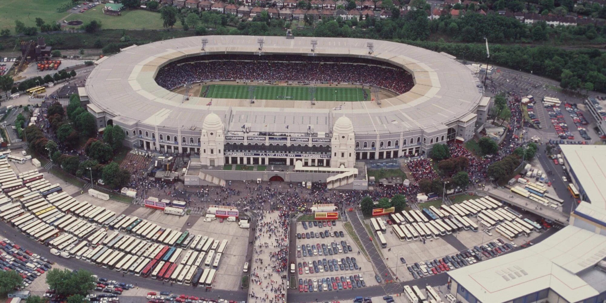 Стадион уэмбли старый. Уэмбли стадион старый. Стадион Уэмбли в Лондоне старый. Эмпайр Стэдиум Уэмбли. Стадион Уэмбли 1966 года.