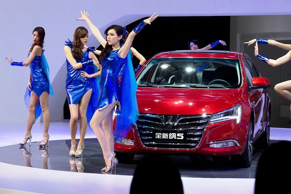 Красивый автосалон. Китайский кроссовер чанган cs35. Автосалон китай авто. Автосалон в китае. Автосалон китай авто.