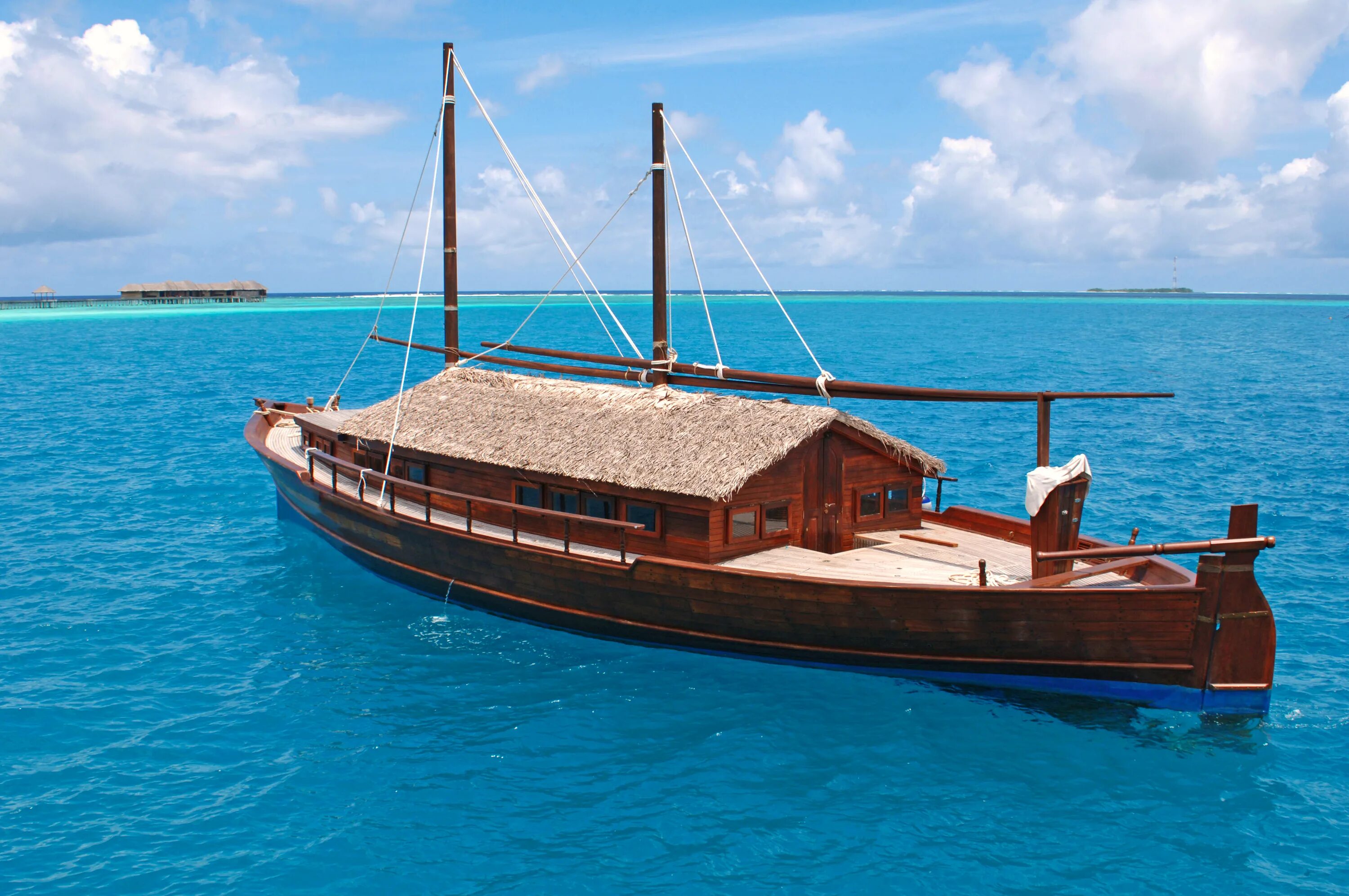 Boat island. Мальдивская лодка Дони. Мальдивские лодочки. Дхони лодка. Лодка на острове.
