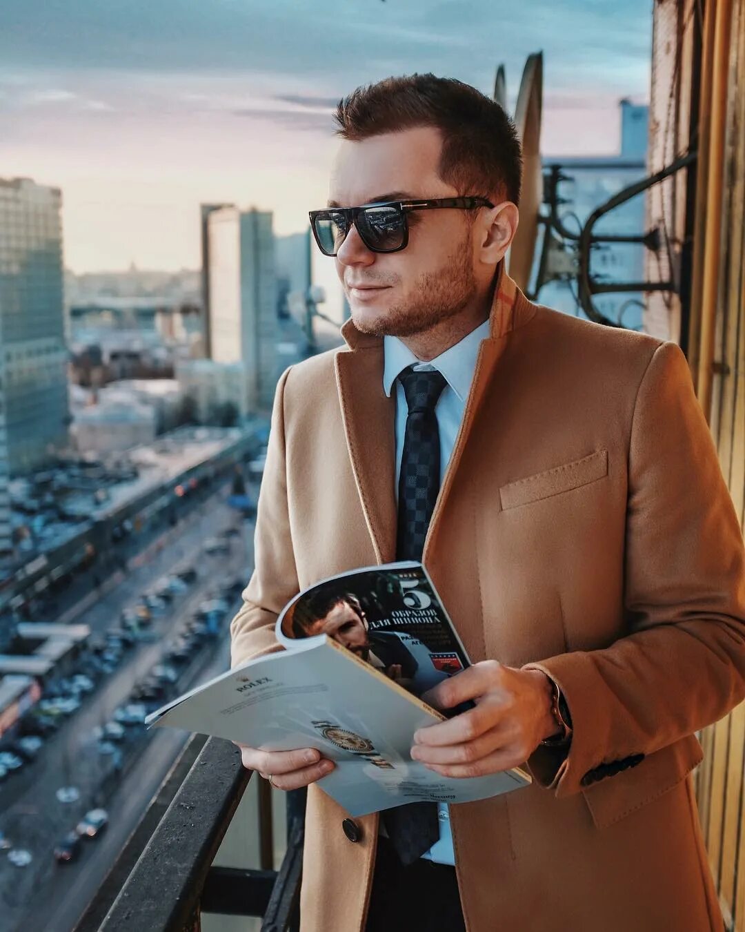 прикуривает от денег. состоятельный человек. пост картинки прикольные. очень богатый человек. бизнесмен с деньгами.