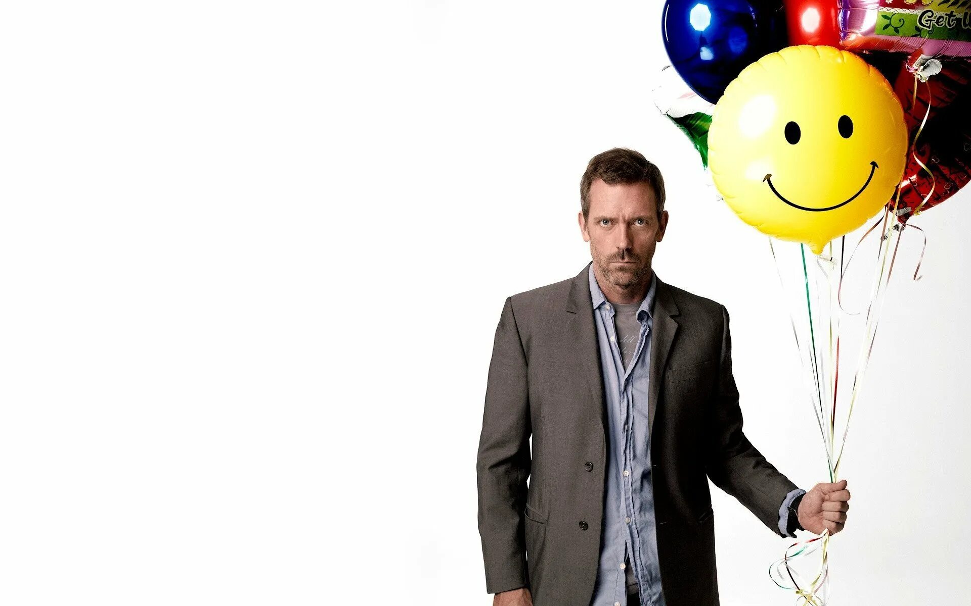 Праздник юбилей мужчине. Хью Лори с шариками. Хью Лори фото. Доктор Хаус с шариками. Доктор Хаус с днем рождения.