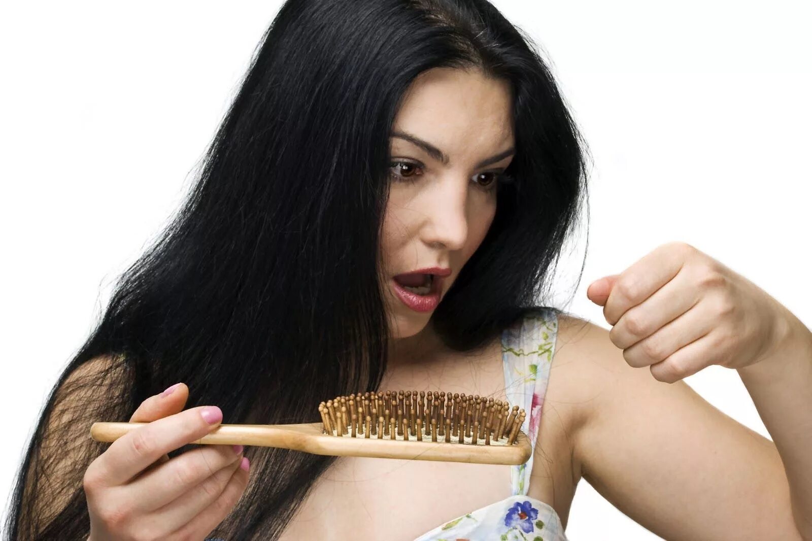 Сильное лечение волос. Расческа для волос. Расчесывание волос. Девушка с расчёской выпадают волосы.