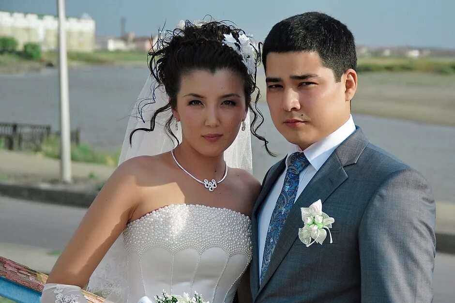 Замуж за русского мужчину. Жених и невеста казахи. Узбечка женюсь на русском. Свадьба русского и казашки. Русско дагестанская свадьба.