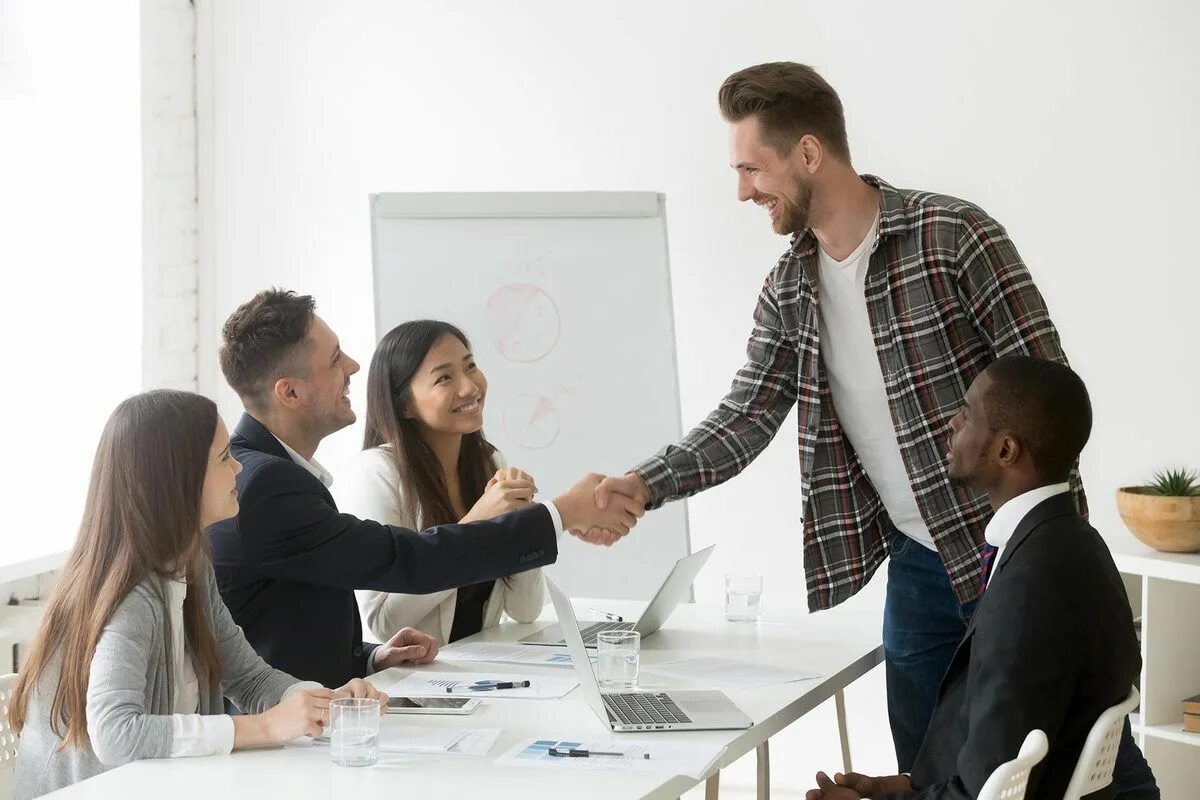 Специалист по интернет маркетингу. Креативная концепция. Офис творческого человека. Стартапы люди. Творческая работа дизайнера.