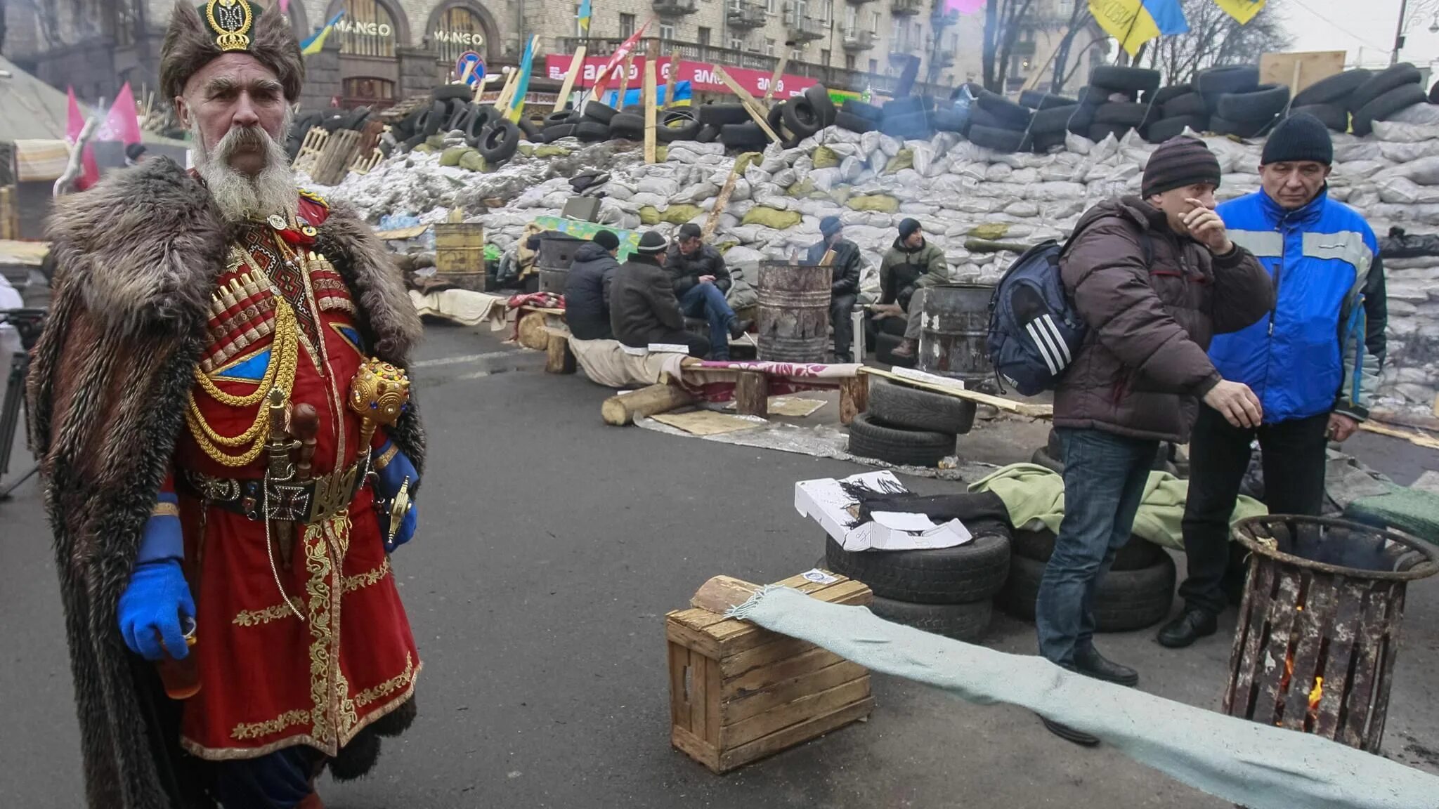 Ukrainian cossack. Украинцы казаки. Казаки на Майдане. Ряженые на Украине. Украинские казаки на Майдане.