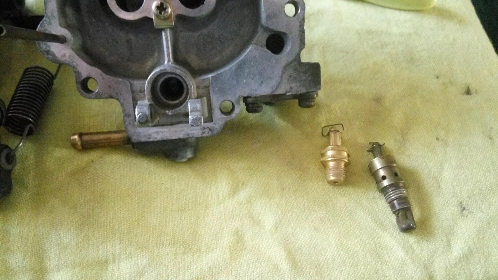 Карбюратор солекс 83. Карбюратор cv40 размеры. Мазда 323 вакуумный насос карбюратора. Карбюратор solex переливает. Карбюратор holley 2 камеры.