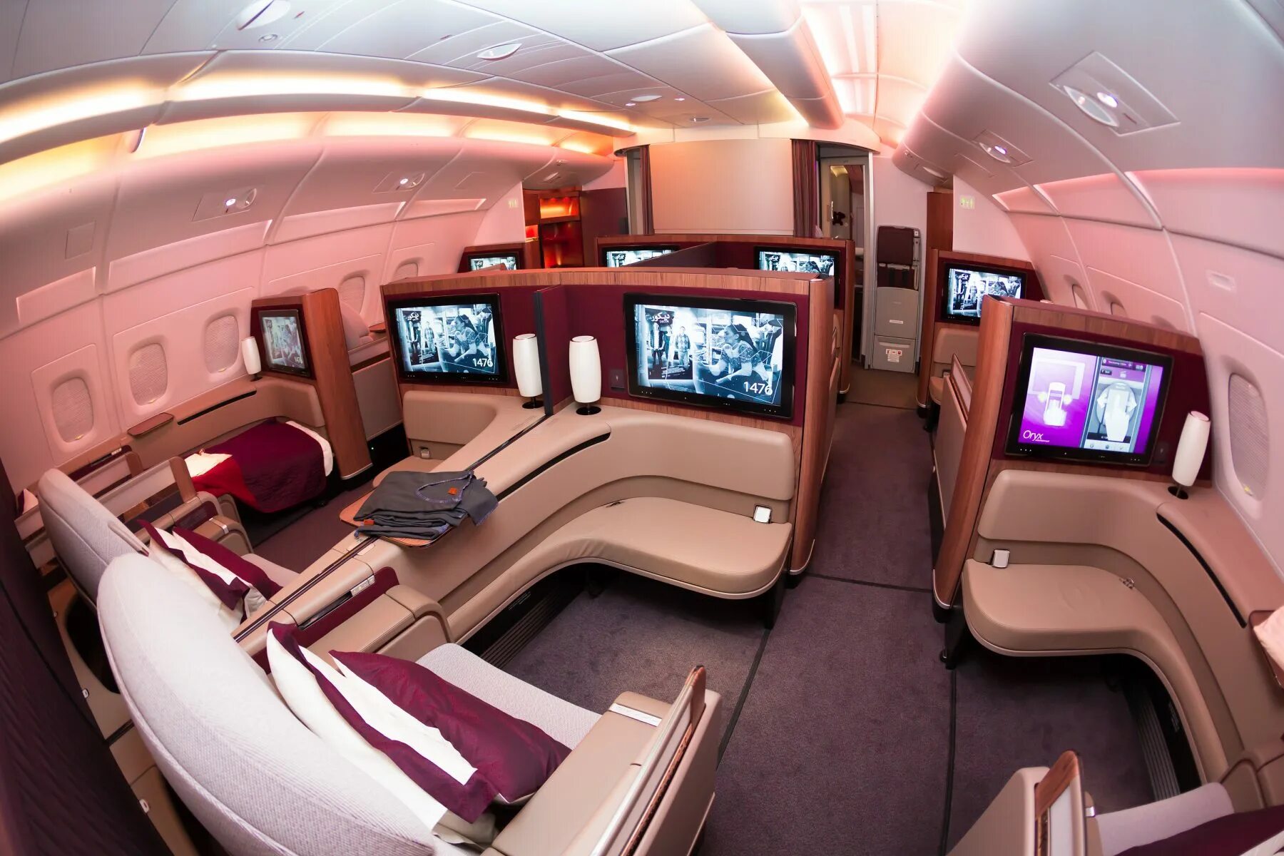 Аэробус а380 Qatar. Airbus a380 Qatar Airways салон. Qatar Airways 1 класс. Airbus a380 first class.