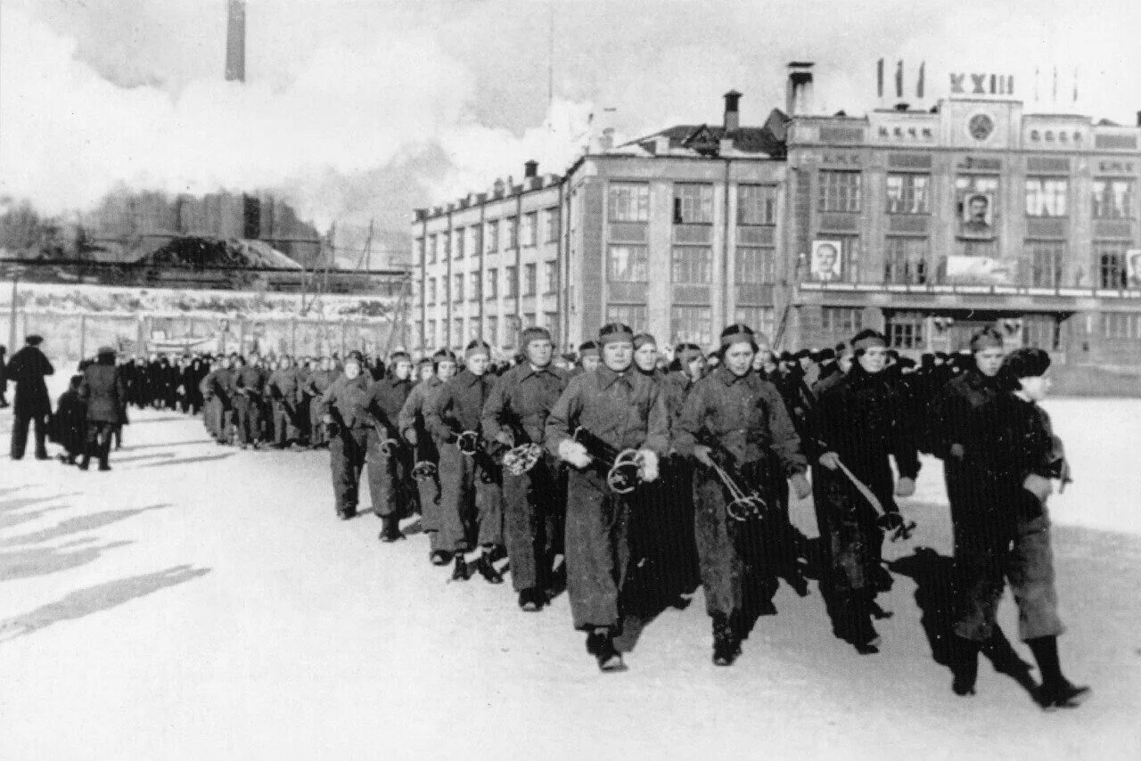 Город металлургов в годы великой отечественной. Новокузнецк в годы войны 1941_1945. КМК В годы Великой Отечественной войны Новокузнецк. Новокузнецк в военные годы. Новокузнецк 1942.