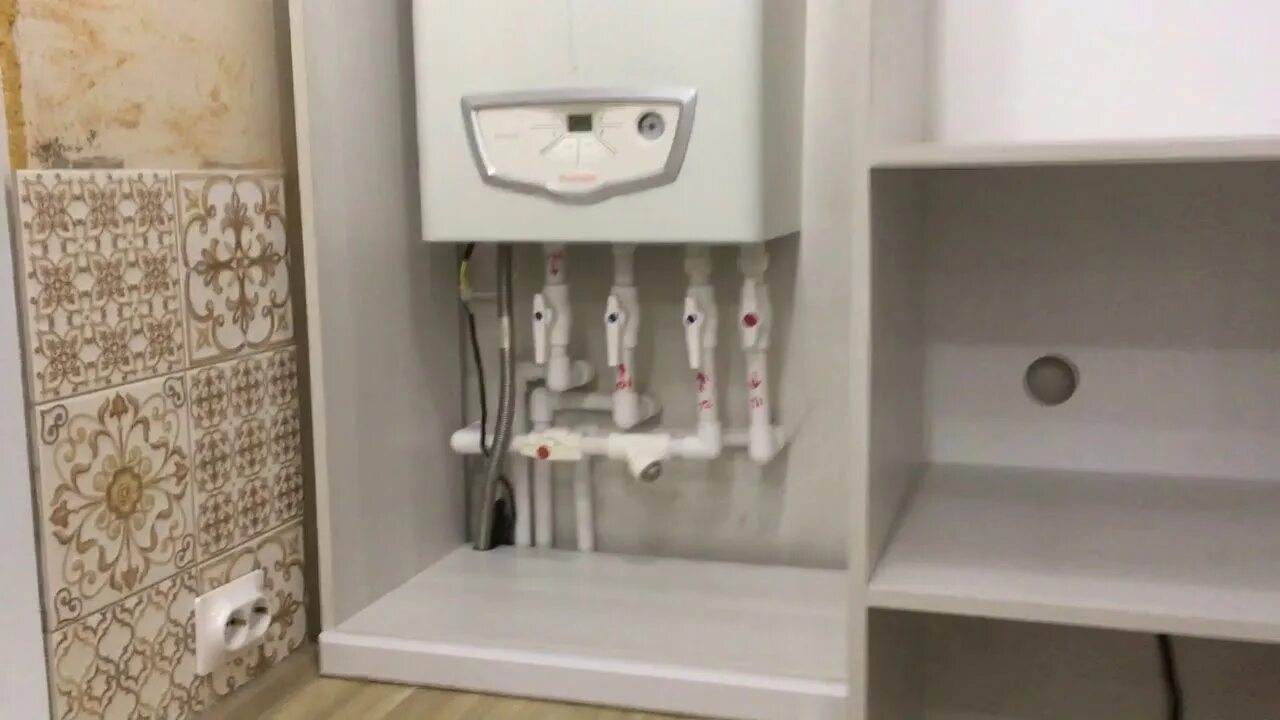 Как можно закрыть котел. Спрятать газовый котел. бойлер и котел на кухонном гарнитуре. газовый котел в коридоре. спрятать газовый котел в шкаф.