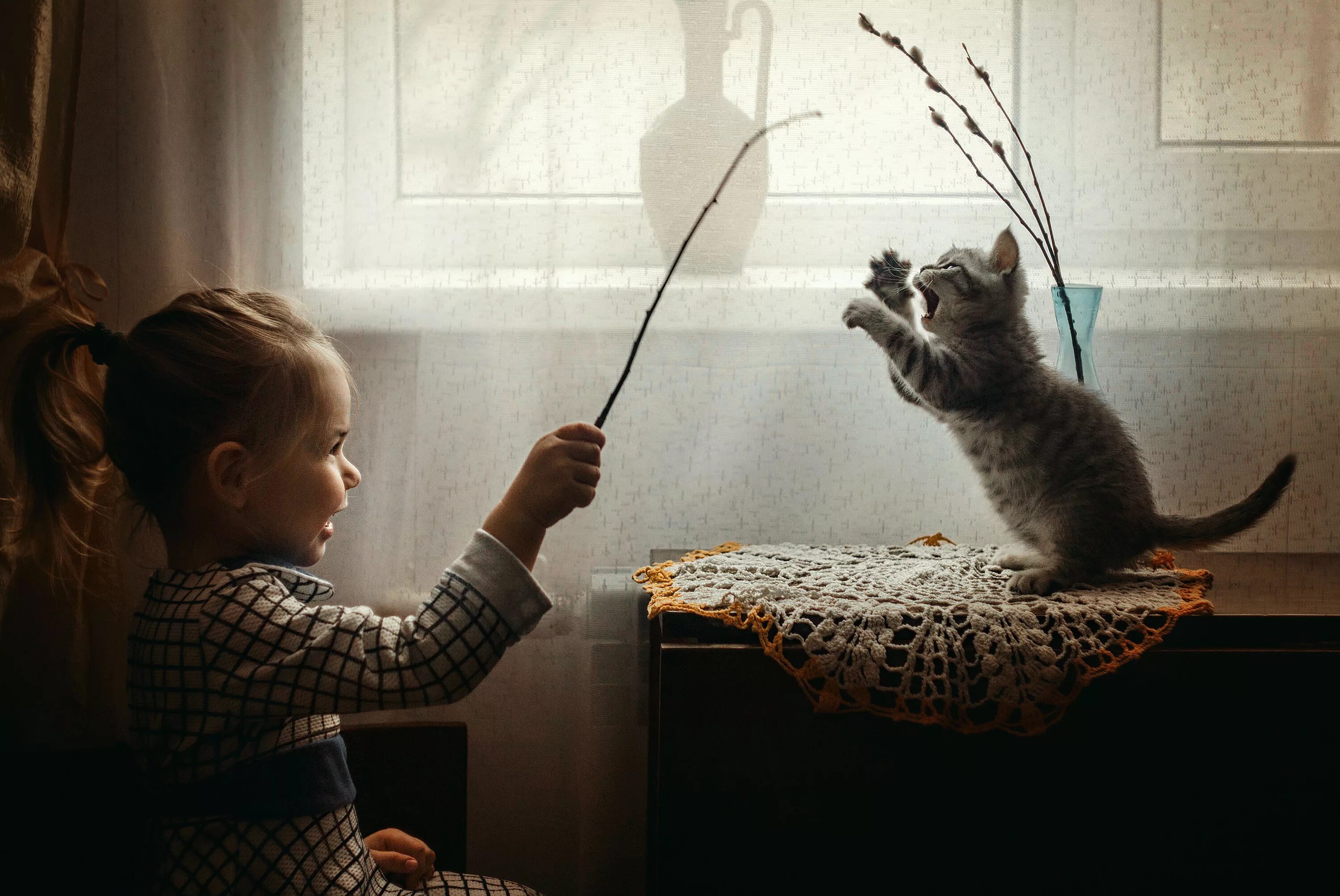 Котенок играет малыша. Кот играет. Девочка играет с котенком. Кот для детей. Девушка играет с котом.