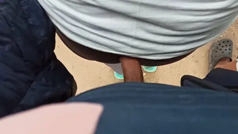 ELLA SE EXCITA MIENTRAS LA PUNTEO CON SU PANTALON DE TELA. 