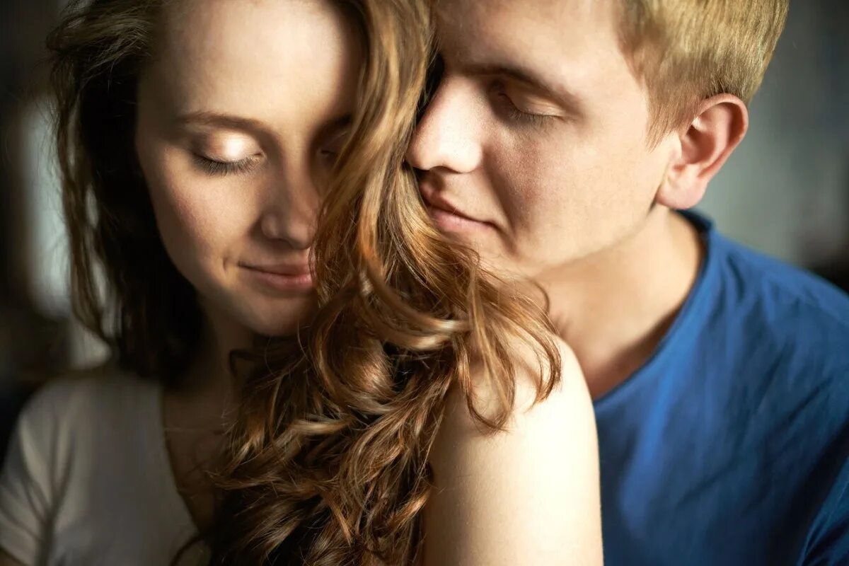 Мужчины играющие чувствами. Мужская дружба. Отношение равенства. Колин ферт. Женщина флиртует.