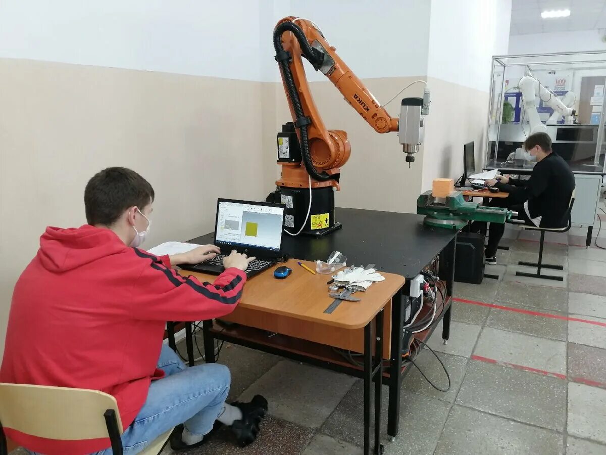 Профессии в области робототехники технология 9 класс. Робот WORLDSKILLS kuka. Промышленная робототехника WORLDSKILLS. Робототехника в промышленном деле. Оператор промышленного робота.