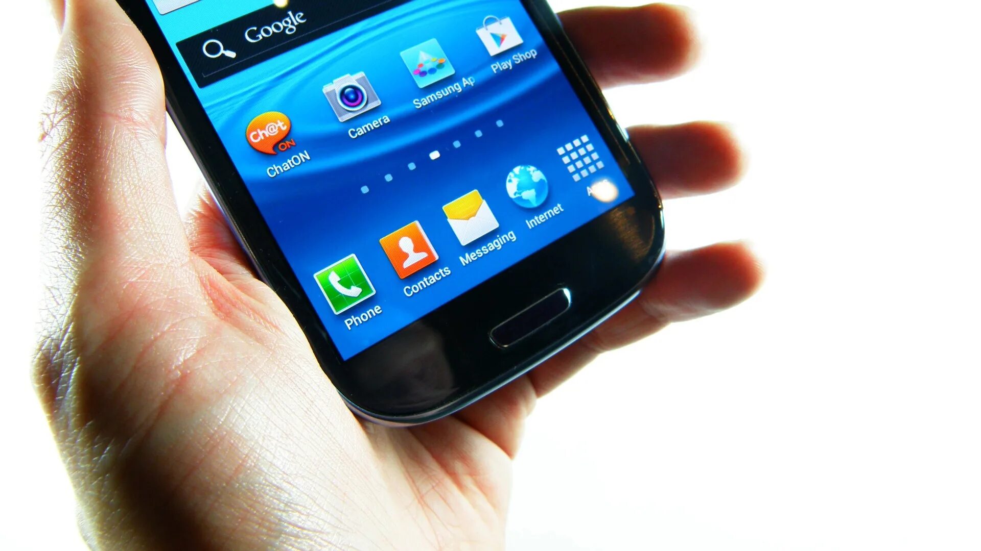 Смена самсунг. Самсунг галакси 3 в руке. Samsung Galaxy s3 Google. Самсунг галакси Эдванс. Google 2013 Samsung Galaxy.