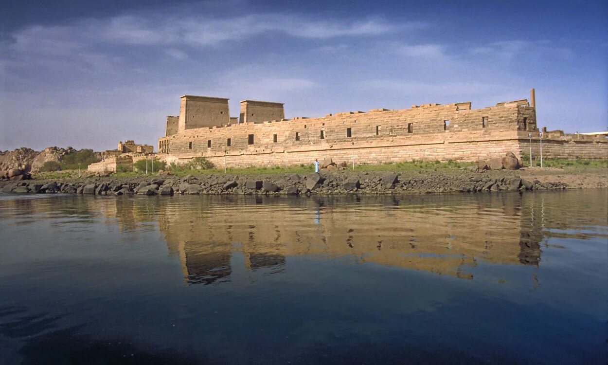 Луксорский храм (город луксор). Карнакский храм египет. Луксор нил. Река нил карнакский храм. Храм острова филе (река нил).