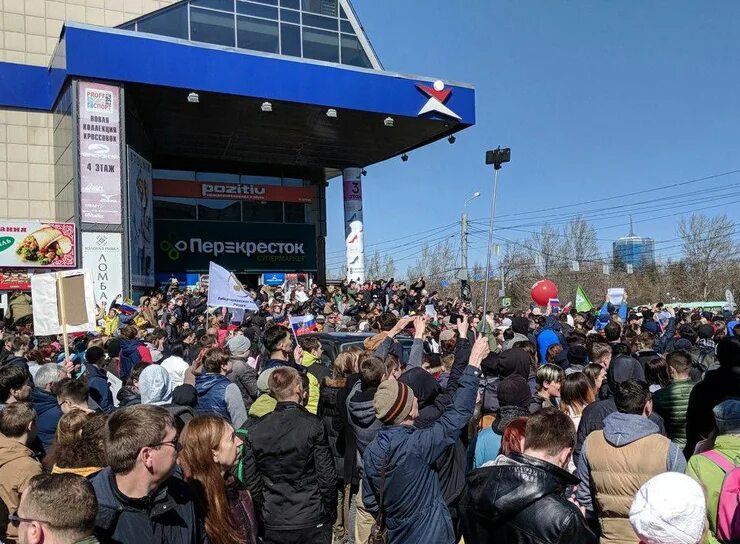 толпа людей в москве. митинг свердлова в екатеринбурге. скопление людей. протесты 31 января 2021 в санкт петербурге. толпа в москве.