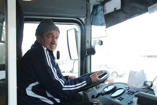 Водитель автобуса пазик. Электробус кабина водителя. Водитель туристического автобуса. Работу водителя автобуса авито. Работу водителя автобуса авито.