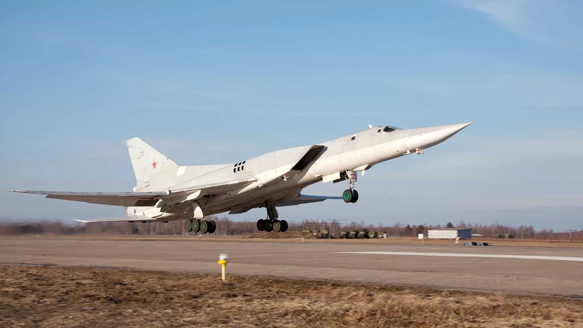 Ту 22м сверхзвуковой самолет вооружение. Ту-22м3. Ту-22м3 сверхзвуковой самолёт. Бомбардировщик ту-22м3. Сверхзвуковой бомбардировщик ту-22м3.