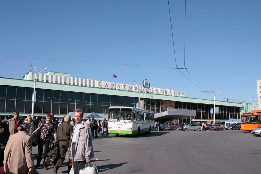 Вокзал саратов сегодня. Ж/Д вокзал Саратов. Саратовский вокзал. Старый вокзал Саратов. ЖД вокзал Саратов 2000.