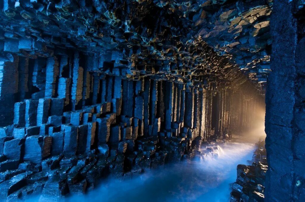 Самые красивые и интересные места. Фингалова пещера Шотландия. Пещера фингала, остров стаффа, Шотландия. Фингалова пещера Великобритания. Фингалова пещера остров стаффа Шотландия.