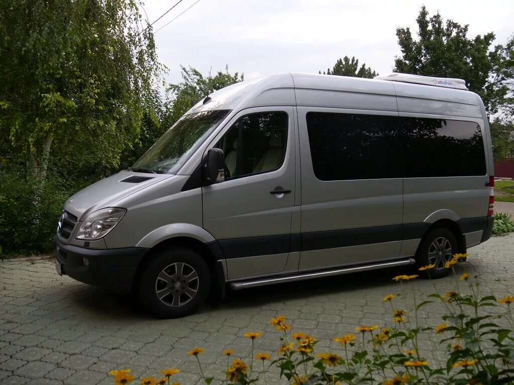 Спринтер класс. Мерседес Спринтер 9 мест. Мерседес Спринтер 202. Mercedes Benz Sprinter серебристый. Мерседес Спринтер пассажирский 9 мест.