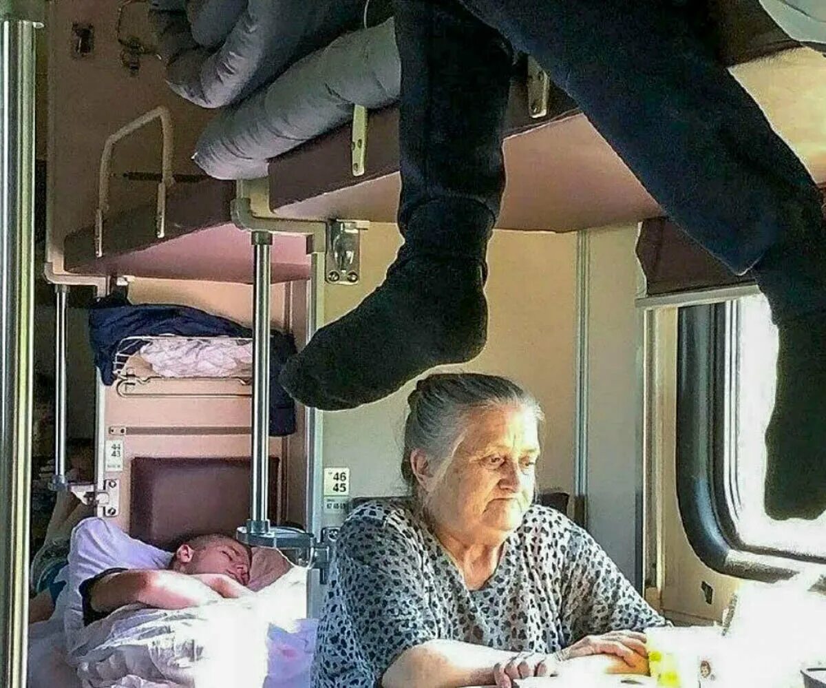Верхние и нижние полки в купе. Ремни безопасности в поезде на верхней полке для детей. Плацкарт пассажиры. Пассажиры в вагоне. 27 место в плацкартном вагоне.