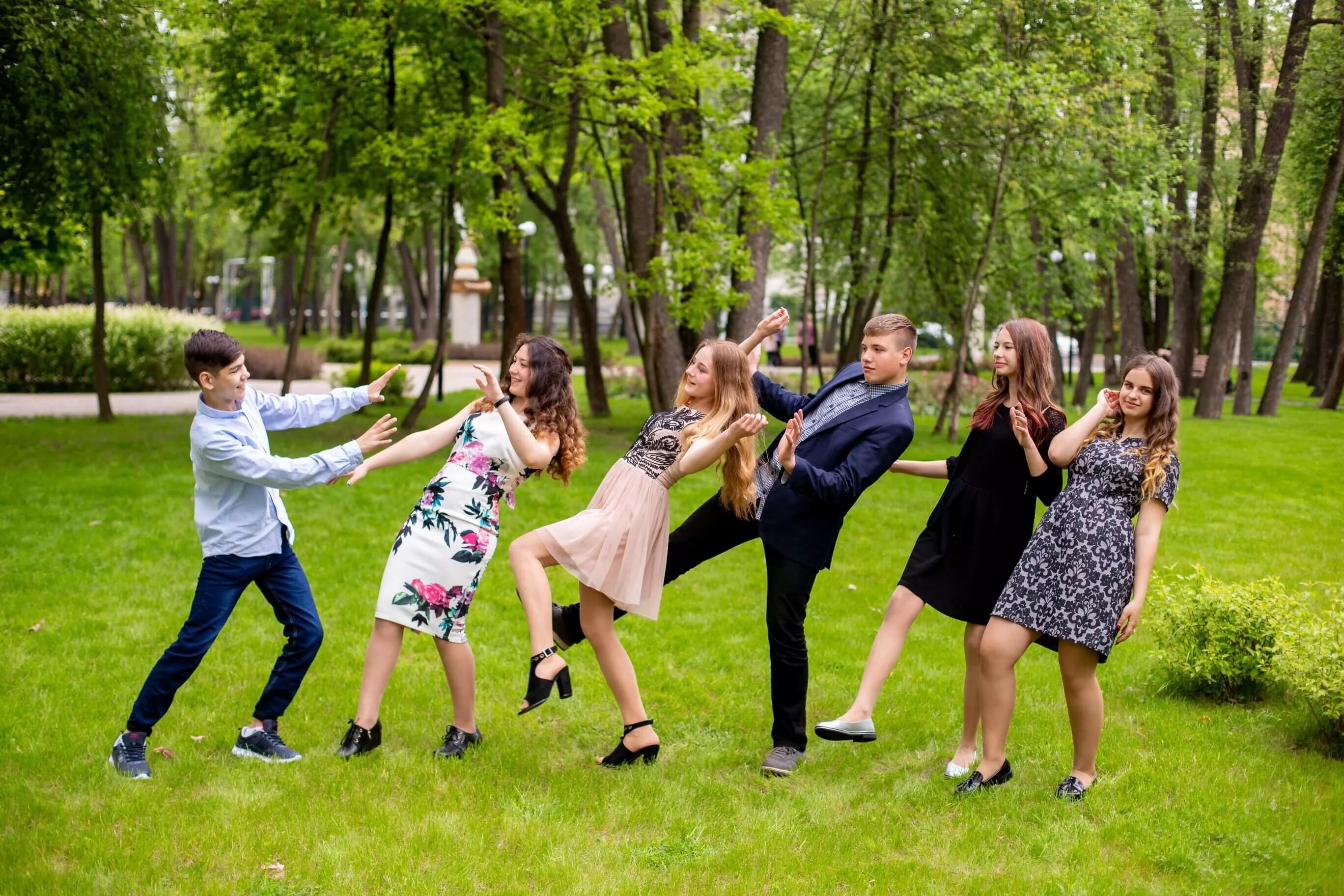 Идеи для выпускного 9. Фотосессия выпускников на природе. Фотосессия класса на природе. Выпускной на природе. Фотосессия выпускников в парке.