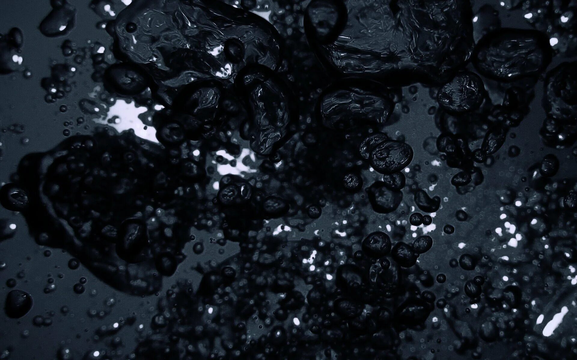 Черные воды фото. Черная вода. Черная жидкость. Темные воды. Капли воды на черном.