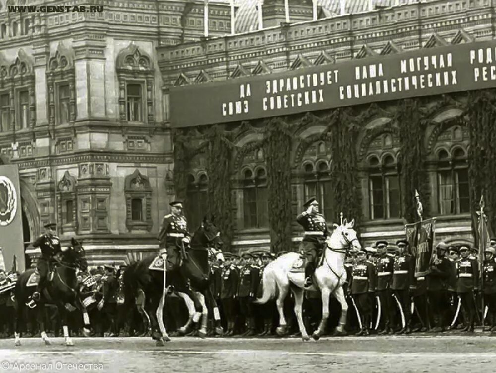 Первые парады победы. Первый парад Победы 24 июня 1945 года. Парад Победы 24 июня 1945 Жуков. Жуков и Рокоссовский на параде Победы 1945. Маршал Жуков на параде Победы 1945 года.