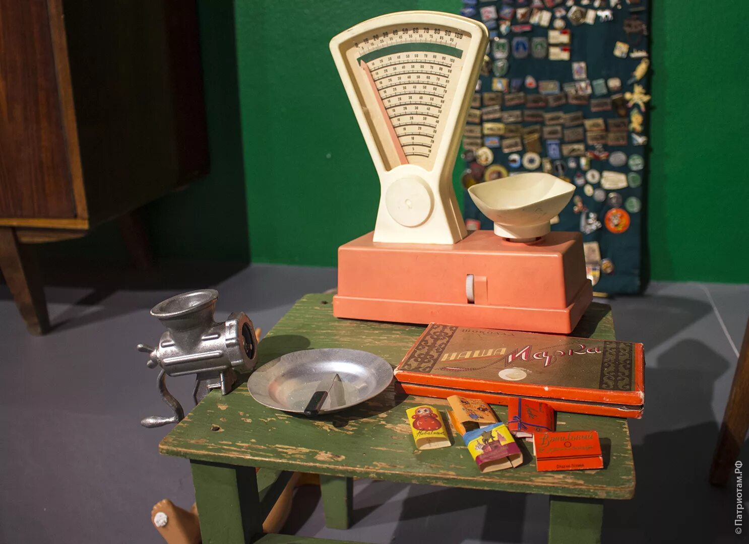 игрушки советского детства. пластмассовые игрушки ссср. детские игрушки 70-х годов. планетоход луноход ссср. деревянные игрушки ссср.