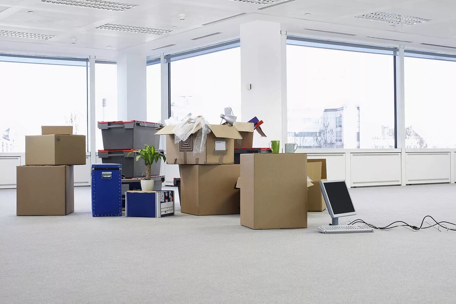 Предприятие переезжает. Переезд офиса. Офисный переезд. Офис переехал. Офис с коробками.