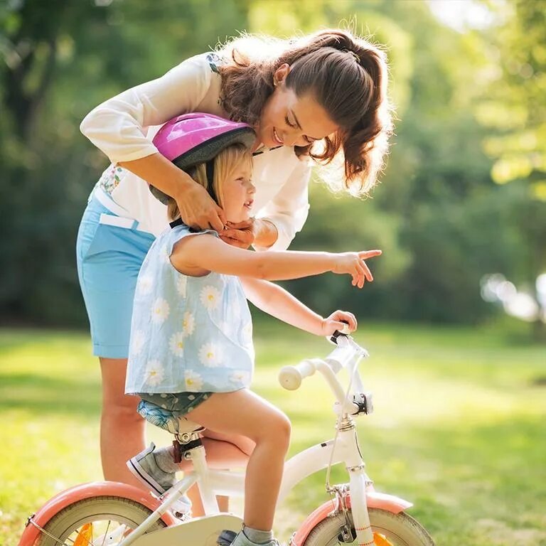 Моя мать велосипед. Для активных мам велосипеды. Ребенок и мама в шлемах класс показывают. Италия фото дети с родителями на велосипеде пассажир в шлемах. Mother wear